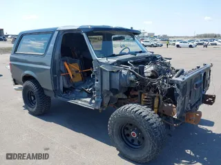 1988 Ford Bronco XL with VIN 1FMEU15N3JLA69197, listed as a IAAI auction lot 42082657 with 287,213 mi miles. Bid and sale history available at carsss.com. Image 1.