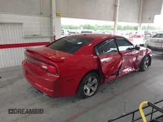 2013 Dodge Charger SXT z VIN 2C3CDXHG4DH532045, wystawiony jako IAAI lot #42416661 z przebiegiem 131 547 mil mil oraz . Historia ofert i sprzedaży dostępna na DreamBid. Obrazek 4.