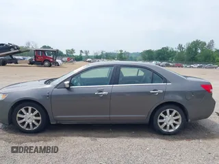 2011 Lincoln MKZ z VIN 3LNHL2GC1BR760958, wystawiony jako IAAI lot #42423731 z przebiegiem 131 602 mil mil oraz . Historia ofert i sprzedaży dostępna na DreamBid. Obrazek 15.