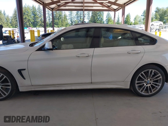 2015 BMW 4 Series 428i xDrive z VIN WBA4A7C55FD413965, wystawiony jako IAAI lot #42368615 z przebiegiem 108 308 mil mil oraz . Historia ofert i sprzedaży dostępna na DreamBid. Obrazek 14.