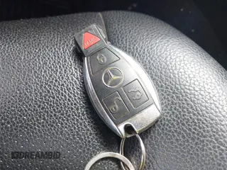2011 Mercedes-Benz C 300 Sport z VIN WDDGF8BB0BR187349, wystawiony jako IAAI lot #42099019 z przebiegiem 152 338 mil mil oraz . Historia ofert i sprzedaży dostępna na DreamBid. Obrazek 11.