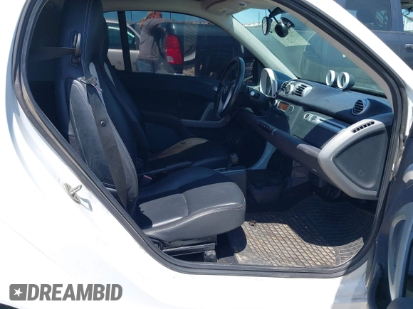 2013 Smart fortwo Pure z VIN WMEEJ3BA1DK649652, wystawiony jako IAAI lot #42040488 z przebiegiem 102 625 mil mil oraz . Historia ofert i sprzedaży dostępna na DreamBid. Obrazek 5.