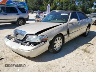 2003 Lincoln Town Car Cartier z VIN 1LNHM83W13Y653671, wystawiony jako Copart lot #72739263 z przebiegiem 137 952 mil mil oraz Nie do naprawy • Non repairable. Historia ofert i sprzedaży dostępna na DreamBid. Obrazek 1.