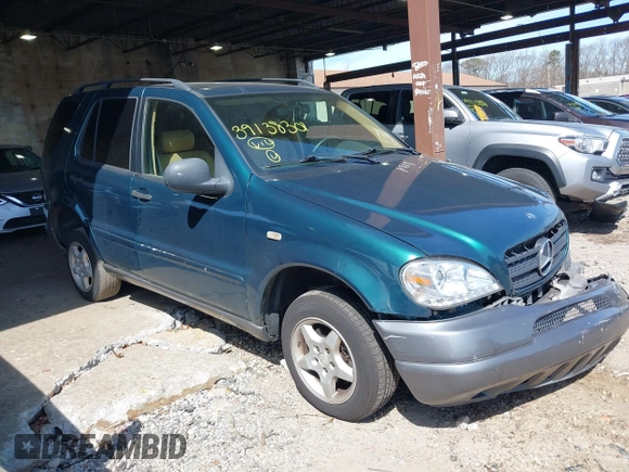 1998 Mercedes-Benz M-Class with VIN 4JGAB54E0WA024864, listed as a IAAI auction lot 39138301 with 200,546 mi miles. Bid and sale history available at carsss.com. Image 1.