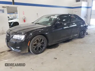 2020 Chrysler 300 S z VIN 2C3CCABGXLH145751, wystawiony jako Copart lot #46607105 z przebiegiem 75 546 mil mil oraz Szkody całkowita. Historia ofert i sprzedaży dostępna na DreamBid. Obrazek 1.
