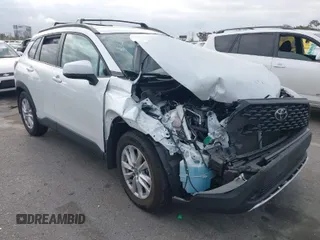 2022 Toyota Corolla Cross LE z VIN 7MUCAAAG4NV022489, wystawiony jako IAAI lot #41894170 z przebiegiem 24 145 mil mil oraz . Historia ofert i sprzedaży dostępna na DreamBid. Obrazek 1.