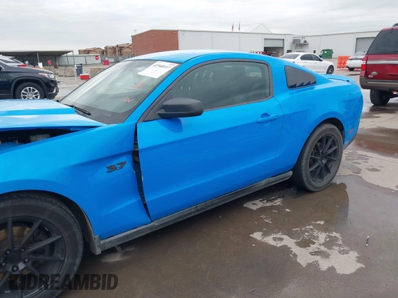 2011 Ford Mustang V6 z VIN 1ZVBP8AM2B5138727, wystawiony jako IAAI lot #41940117 z przebiegiem 173 824 mil mil oraz . Historia ofert i sprzedaży dostępna na DreamBid. Obrazek 18.