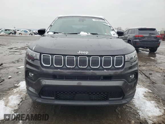 2022 Jeep Compass Altitude with VIN 3C4NJDBB0NT217079, listed as a Copart auction lot 44569765 with 8,818 mi miles and Salvage Title. Bid and sale history available at carsss.com. Image 5.