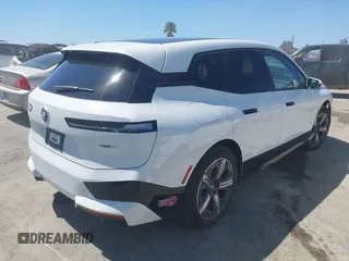 2024 BMW iX xDrive50 z VIN WB523CF08RCR16666, wystawiony jako IAAI lot #41974529 z przebiegiem 3751 mil mil oraz . Historia ofert i sprzedaży dostępna na DreamBid. Obrazek 4.