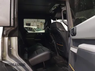 2023 Ford Bronco z VIN 1FMEE5DP2PLB55066, wystawiony jako IAAI lot #41981227 z przebiegiem 16 137 mil mil oraz . Historia ofert i sprzedaży dostępna na DreamBid. Obrazek 8.