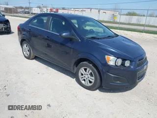 2016 Chevrolet Sonic LT z VIN 1G1JC5SH8G4143995, wystawiony jako IAAI lot #42199522 z przebiegiem 118 858 mil mil oraz . Historia ofert i sprzedaży dostępna na DreamBid. Obrazek 1.