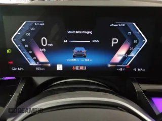 2024 BMW i5 eDrive40 z VIN WBY33FK00RCS09561, wystawiony jako Copart lot #49063295 z przebiegiem 8593 mil mil oraz Tytuł czysty. Historia ofert i sprzedaży dostępna na DreamBid. Obrazek 9.