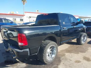 2015 Ram 1500 Express z VIN 1C6RR6KT1FS517948, wystawiony jako IAAI lot #41355978 z przebiegiem 94 784 mil mil oraz . Historia ofert i sprzedaży dostępna na DreamBid. Obrazek 4.