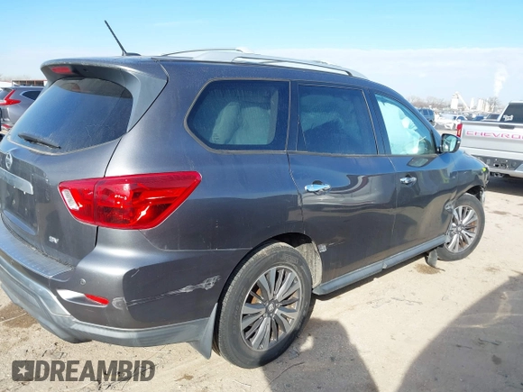2017 Nissan Pathfinder SV z VIN 5N1DR2MN1HC621133, wystawiony jako IAAI lot #41311239 z przebiegiem 107 851 mil mil oraz . Historia ofert i sprzedaży dostępna na DreamBid. Obrazek 4.