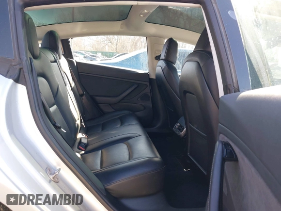 2018 Tesla Model 3 Long Range Battery z VIN 5YJ3E1EB3JF117007, wystawiony jako IAAI lot #41753572 z przebiegiem 82 444 mil mil oraz . Historia ofert i sprzedaży dostępna na DreamBid. Obrazek 8.