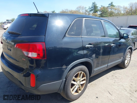 2014 Kia Sorento LX with VIN 5XYKTDA69EG425180, listed as a IAAI auction lot 42125882 with 194,319 mi miles. Bid and sale history available at carsss.com. Image 4.