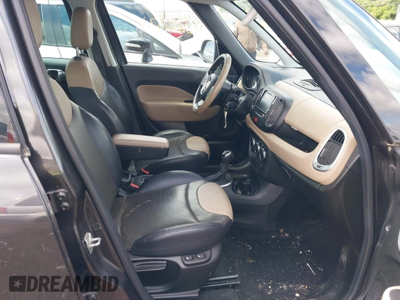 2015 FIAT 500L Lounge z VIN ZFBCFACH6FZ035281, wystawiony jako IAAI lot #42306531 z przebiegiem 99 810 mil mil oraz . Historia ofert i sprzedaży dostępna na DreamBid. Obrazek 5.