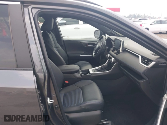 2021 Toyota RAV4 Hybrid XSE z VIN 4T3E6RFV7MU062914, wystawiony jako IAAI lot #42285928 z przebiegiem 46 639 mil mil oraz . Historia ofert i sprzedaży dostępna na DreamBid. Obrazek 5.