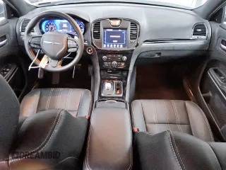 2020 Chrysler 300 S z VIN 2C3CCABG8LH131377, wystawiony jako Copart lot #56373215 z przebiegiem 3 584 mil mil oraz Czysty tytuł • Clean title. Historia ofert i sprzedaży dostępna na DreamBid. Obrazek 8.