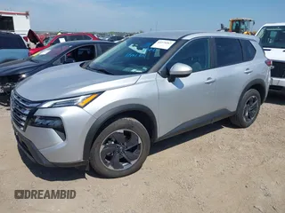 2024 Nissan Rogue SV z VIN 5N1BT3BA7RC681000, wystawiony jako IAAI lot #42275267 z przebiegiem 32 975 mil mil oraz . Historia ofert i sprzedaży dostępna na DreamBid. Obrazek 17.
