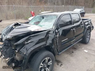 2017 Toyota Tacoma SR5 with VIN 5TFAZ5CN5HX035974, listed as a IAAI auction lot 41204607 with 1 mi miles. Bid and sale history available at carsss.com. Image 6.
