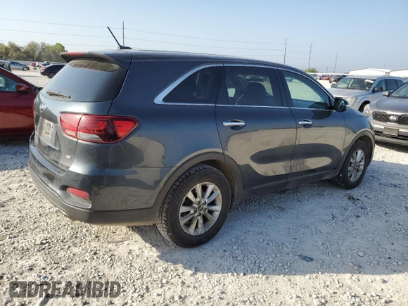 2020 Kia Sorento LX z VIN 5XYPG4A35LG671902, wystawiony jako Copart lot #49855845 z przebiegiem 94 537 mil mil oraz Czysty tytuł • Clean title. Historia ofert i sprzedaży dostępna na DreamBid. Obrazek 3.