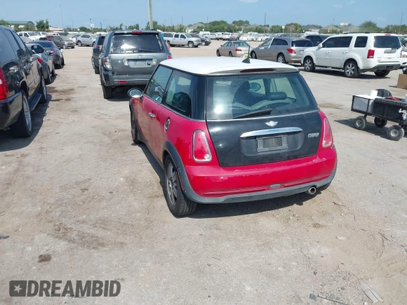 2006 MINI Hardtop с VIN WMWRC33536TJ74995, выставлен на аукционе IAAI как лот 42339671 с пробегом 219 625 миль миль и . История ставок и продаж доступна на DreamBid. Изображение 3.
