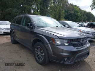 2019 Dodge Journey SE z VIN 3C4PDCBB2KT719596, wystawiony jako IAAI lot #40480529 z przebiegiem 56 644 mil mil oraz . Historia ofert i sprzedaży dostępna na DreamBid. Obrazek 1.