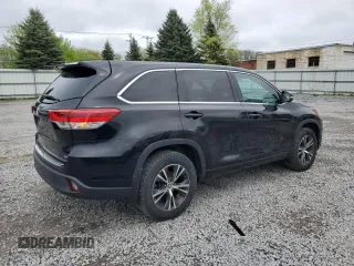 2018 Toyota Highlander LE z VIN 5TDBZRFH3JS817557, wystawiony jako Copart lot #56109035 z przebiegiem 132 053 mil mil oraz Szkoda całkowita • Salvage title. Historia ofert i sprzedaży dostępna na DreamBid. Obrazek 3.