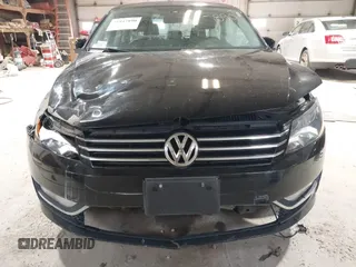 2015 Volkswagen Passat Limited Edition Edition z VIN 1VWAT7A31FC118947, wystawiony jako IAAI lot #41947890 z przebiegiem 156 435 mil mil oraz . Historia ofert i sprzedaży dostępna na DreamBid. Obrazek 21.