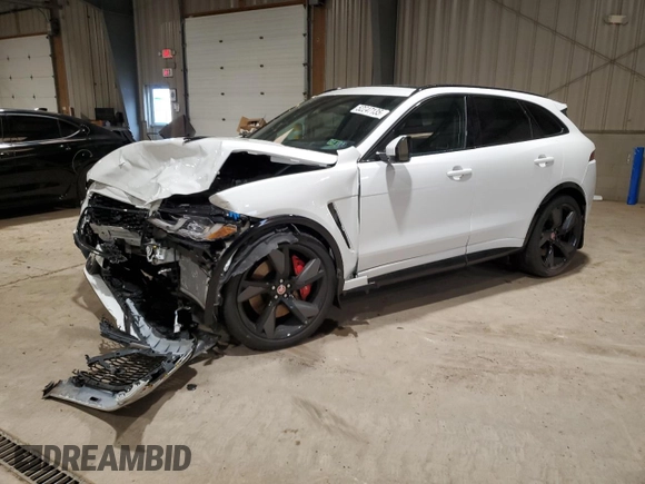 2022 Jaguar F-Pace SVR z VIN SADCZ2EE9NA692588, wystawiony jako Copart lot #52247135 z przebiegiem 52 957 mil mil oraz Szkoda całkowita • Salvage title. Historia ofert i sprzedaży dostępna na DreamBid. Obrazek 1.