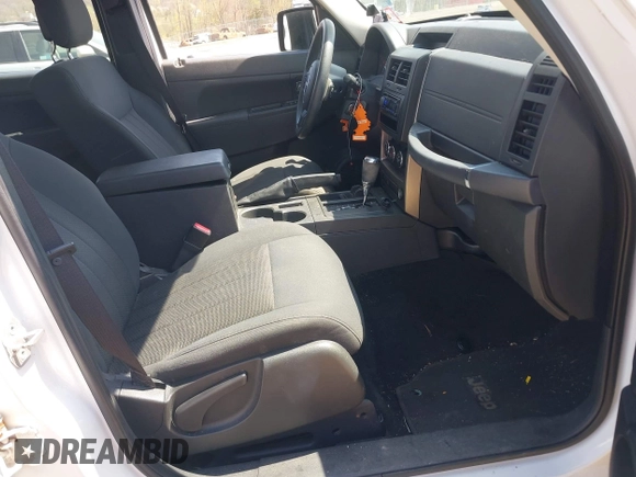 2012 Jeep Liberty Sport z VIN 1C4PJMAK7CW209305, wystawiony jako IAAI lot #42105378 z przebiegiem 136 617 mil mil oraz . Historia ofert i sprzedaży dostępna na DreamBid. Obrazek 5.