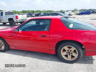 1986 Chevrolet Camaro Z28 Sport z VIN 1G1FP87F3GL117622, wystawiony jako IAAI lot #42837661 z przebiegiem 71 765 mil mil oraz . Historia ofert i sprzedaży dostępna na DreamBid. Obrazek 14.