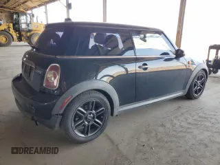 2011 MINI Hardtop z VIN WMWSU3C54BT253827, wystawiony jako Copart lot #57712835 z przebiegiem 150 016 mil mil oraz Czysty tytuł • Clean title. Historia ofert i sprzedaży dostępna na DreamBid. Obrazek 3.