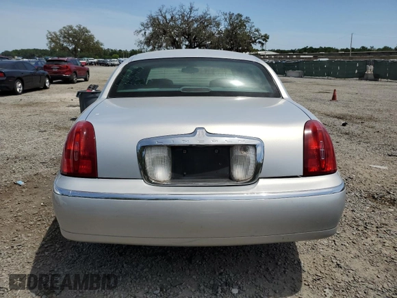 2002 Lincoln Town Car Signature z VIN 1LNHM82WX2Y668217, wystawiony jako Copart lot #53368085 z przebiegiem 457 481 mil mil oraz Szkoda całkowita • Salvage title. Historia ofert i sprzedaży dostępna na DreamBid. Obrazek 6.
