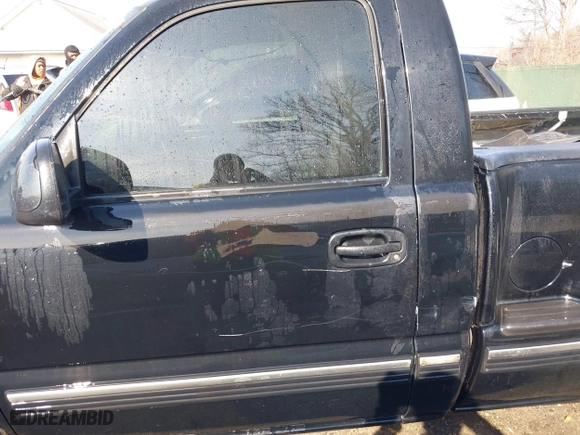 2000 Chevrolet Silverado 1500 with VIN 1GCEC14W7YZ263739, listed as a IAAI auction lot 41692465 with 323,981 mi miles. Bid and sale history available at carsss.com. Image 14.