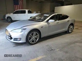 2015 Tesla Model S 85D z VIN 5YJSA1H27FF090291, wystawiony jako Copart lot #56308095 z przebiegiem 104 769 mil mil oraz Szkoda całkowita • Salvage title. Historia ofert i sprzedaży dostępna na DreamBid. Obrazek 1.