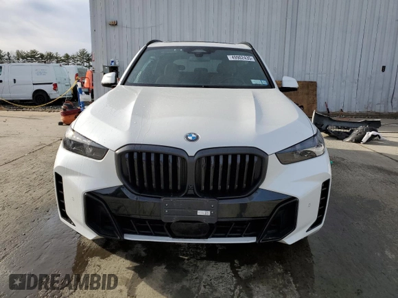 2024 BMW X5 xDrive40i z VIN 5UX23EU05R9U48829, wystawiony jako Copart lot #49902435 z przebiegiem Nie podano mil oraz Szkody całkowita. Historia ofert i sprzedaży dostępna na DreamBid. Obrazek 5.