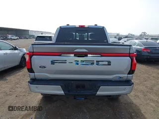 2022 Ford F-150 Lightning Pro z VIN 1FTVW1EL0NWG16234, wystawiony jako IAAI lot #41220079 z przebiegiem 40 541 mil mil oraz . Historia ofert i sprzedaży dostępna na DreamBid. Obrazek 16.