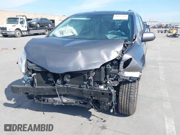 2018 Toyota Sienna XLE Auto Access Seat with VIN 5TDYZ3DC7JS934752, listed as a IAAI auction lot 41982268 with 60,225 mi miles. Bid and sale history available at carsss.com. Image 6.