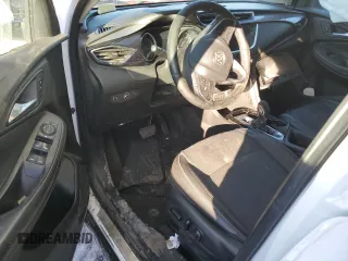 2020 Buick Encore GX Select z VIN KL4MMDSL1LB103239, wystawiony jako Copart lot #42752295 z przebiegiem Nie podano mil oraz Szkoda całkowita • Salvage title. Historia ofert i sprzedaży dostępna na DreamBid. Obrazek 8.