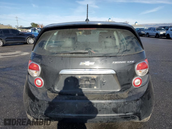 2012 Chevrolet Sonic LTZ z VIN 1G1JE6SH2C4126197, wystawiony jako Copart lot #85541214 z przebiegiem Nie podano mil oraz Szkoda całkowita • Salvage title. Historia ofert i sprzedaży dostępna na DreamBid. Obrazek 6.