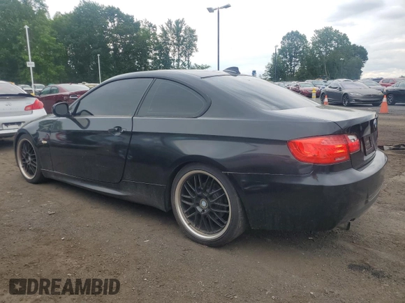 2011 BMW 3 Series 328i z VIN WBAKE3C54BE558827, wystawiony jako Copart lot #58634875 z przebiegiem 126 918 mil mil oraz Czysty tytuł • Clean title. Historia ofert i sprzedaży dostępna na DreamBid. Obrazek 2.