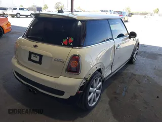 2009 MINI Hardtop S с VIN WMWMF73509TW82449, выставлен на аукционе IAAI как лот 42304286 с пробегом Не указан миль и . История ставок и продаж доступна на DreamBid. Изображение 4.