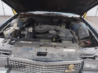 1990 Cadillac DeVille z VIN 1G6CD5331L4293427, wystawiony jako IAAI lot #41764635 z przebiegiem 198 499 mil mil oraz . Historia ofert i sprzedaży dostępna na DreamBid. Obrazek 10.