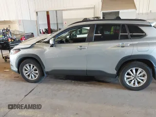 2024 Toyota Corolla Cross LE z VIN 7MUCAABG8RV079508, wystawiony jako IAAI lot #42046345 z przebiegiem 18 873 mil mil oraz . Historia ofert i sprzedaży dostępna na DreamBid. Obrazek 14.