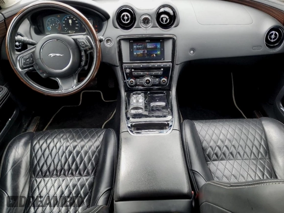 2017 Jaguar XJ with VIN SAJWJ2GD8H8W07547, listed as a Copart auction lot 47433375 with 40,258 mi miles and Clean Title. Bid and sale history available at carsss.com. Image 8.