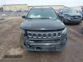 2025 Jeep Compass Latitude с VIN 3C4NJDBN2ST548767, выставлен на аукционе IAAI как лот 41747520 с пробегом 1 888 миль миль и . История ставок и продаж доступна на DreamBid. Изображение 12.