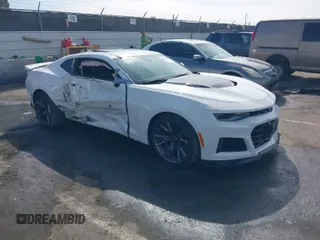 2023 Chevrolet Camaro ZL1 z VIN 1G1FK1R62P0139261, wystawiony jako IAAI lot #41677195 z przebiegiem 4161 mil mil oraz . Historia ofert i sprzedaży dostępna na DreamBid. Obrazek 1.