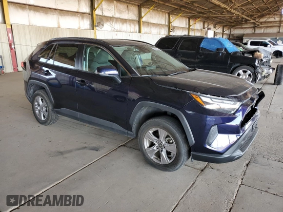 2022 Toyota RAV4 XLE z VIN 2T3P1RFV1NW290805, wystawiony jako Copart lot #62831595 z przebiegiem 61 392 mil mil oraz Szkoda całkowita • Salvage title. Historia ofert i sprzedaży dostępna na DreamBid. Obrazek 4.